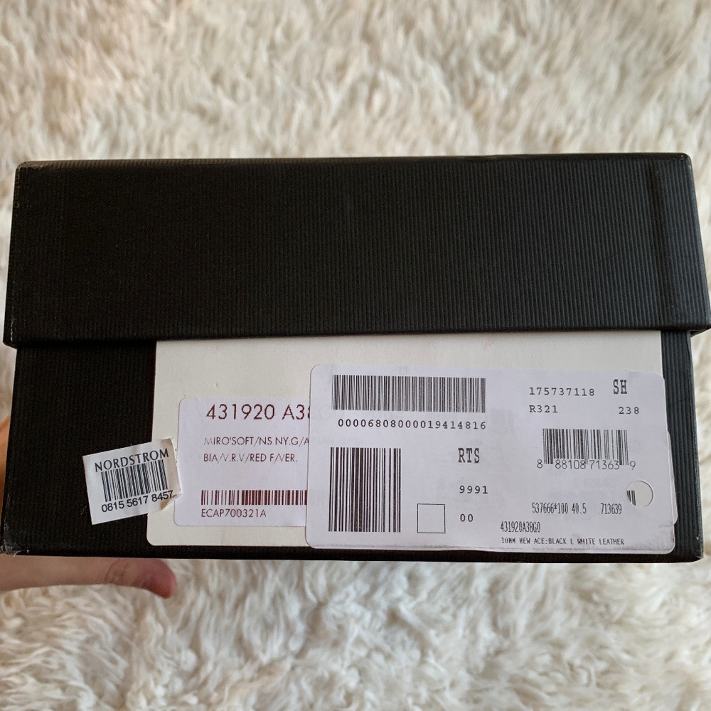 ❌SOLD❌Gucci New Ace Pineapple White Sneaker - Picture 2 of 8